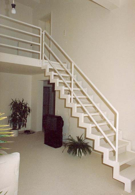 Weisse Stahlunterkonstruktionstreppe mit zwischenliegenden Sufen