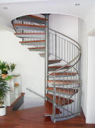 Stahlspindeltreppen mit Holzstufen